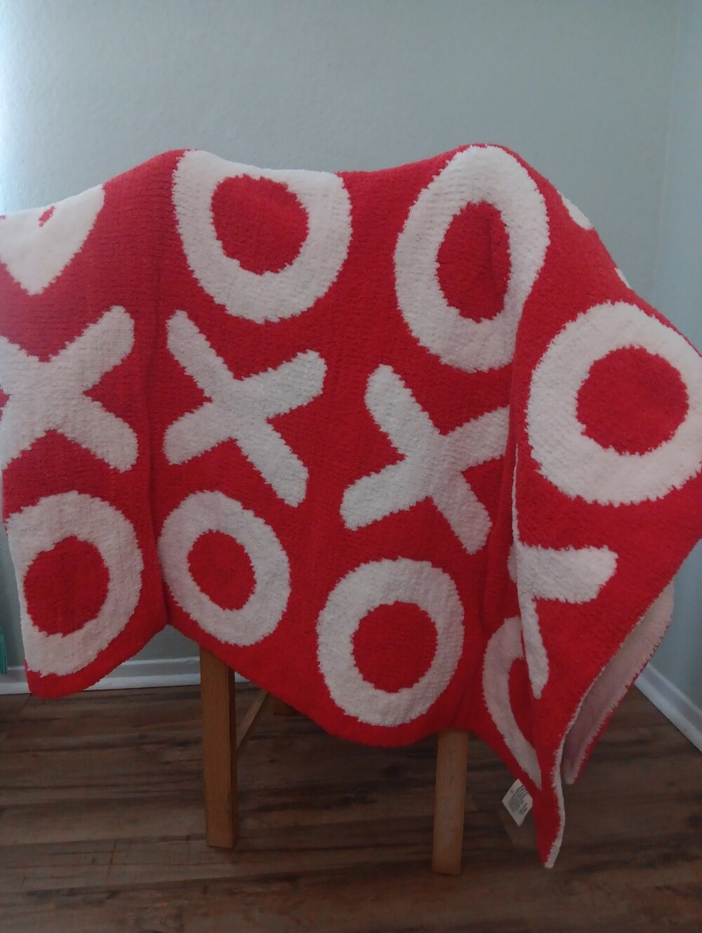 Red and White XO Pattern Holiday Throw Blanket